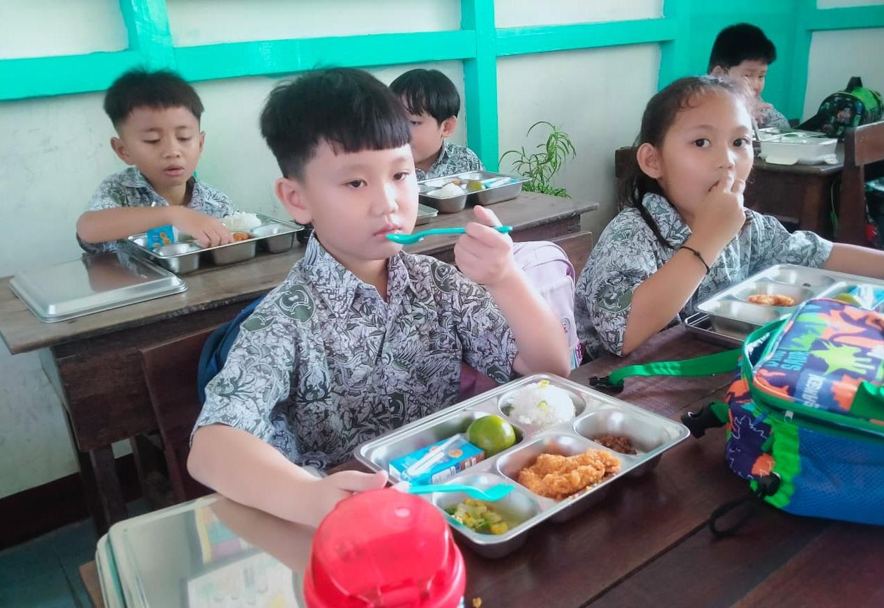 antusiasme-siswa-warnai-launching-perdana-mbg-di-sds-amkur-bengkayang-389469